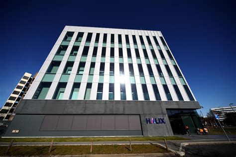 The ema has said the benefits of the astrazeneca shot outweigh any risks, and the astrazeneca has said previously that its studies have found no higher risk of clots because of its vaccine. Het mysterie van het Leidse Halix: hier worden miljoenen ...