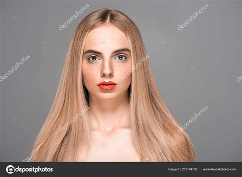 Belle Jeune Femme Nue Aux Cheveux Longs Regardant Caméra Isolée image