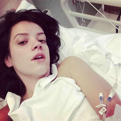 Lily Allen Ricoverata In Ospedale Posta Un Selfie Con La Flebo Al