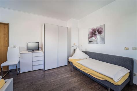 Das zimmer ist ein privates zimmer mit einem komfortablen kingsize bett. 3-Bett-Zimmer - Kapellenstüberl