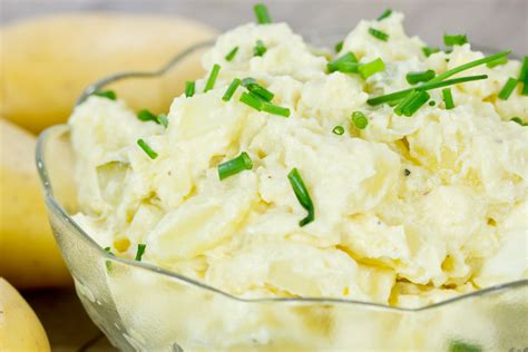 Questa preparazione si compone di pollo arrosto o lessato, sedano e lattuga croccanti e una maionese delicata che avvolge gli ingredienti senza appesantirli. Insalata di patate: la ricetta dal contorno sfizioso e ...
