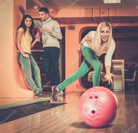 Blond Smiling Girl Throwing Ball In A Bowling Club — Stock Photo