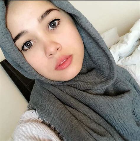 Tindakan pelakon emma maembong memuat naik video boomerang bersama ahli parlimen muar, syed saddiq menimbulkan spekulasi liar dimana emma didakwa ingin memikat hati dan mengambil kesempatan terhadap pemuda yang menjadi pujaan. "Semua Jantan Kau Nak Jangan Tunjuk Jalang Sangat ...