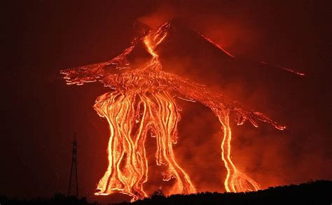 Etna, on the island of sicily, italy, and has had documented eruptions dating back 3,500 years. Italie, Etna 7 eme éruption - Le Nouveau Paradigme