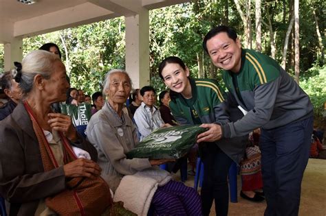 กมลนัย ชัยเฉนียน ผู้แทนจากบริษัทไทยเบฟเวอเรจ มอบผ้าห่มผืนเขียวและน้ำดื่ม ให้แก่ นพ.รณกฤต วิวัฒน์เจริญกุล เพื่อนำไปให้ผู้ป่วยติดเชื้อไวรัส. "ไทยเบฟ...รวมใจต้านภัยหนาว" ครบรอบ 20 ปี ส่งมอบผ้าห่ม ...