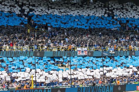 No holiday without live football? Twee Club-supporters tijdens wedstrijd tegen Anderlecht in ...