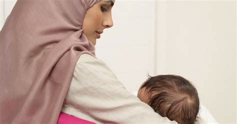 Biasanya, menolak menyusu hanyalah cara bayi memberi tahu anda bahwa ada sesuatu yang membuatnya tidak nyaman. 8 Tips 'Maintain' Susu Badan Semasa Berpuasa. Ibu Pun ...