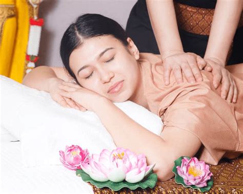 Duo Nuad Nammane Lang Hom Massage Thaïlandais Du Haut Du Dos Nuque Et Bras Aux Huiles