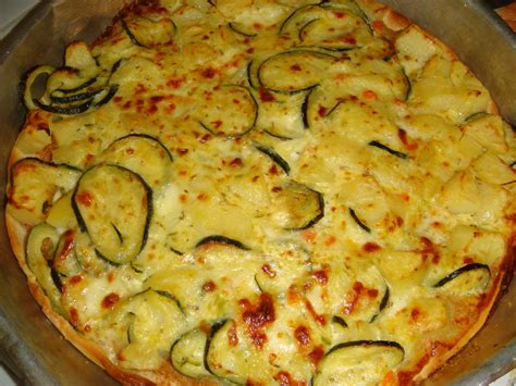 Preparazione cominciate a preparare la torta salata sbucciando le carote ed eliminando i due estremi. TORTA SALATA CON PATATE, ZUCCHINE E CAROTE - Prepara e Gusta