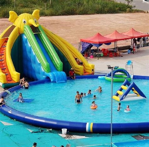 Można posadzić obok niej kwiaty balkonowe zwisające , ich ukwiecone pędy ładnie się skomponują ze zwisającymi gałązkami komarzycy. Riesige Wasserrutschen - für den Wasserpark Zuhause
