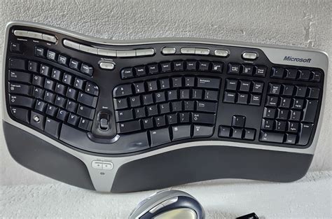 Microsoft Natural Wireless Ergonomic Keyboard 7000 Mouse And Usb Dongle