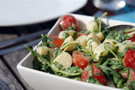 Weißer- Spargel -Salat mit Cocktaitomaten und Rucola an Senf- Ei