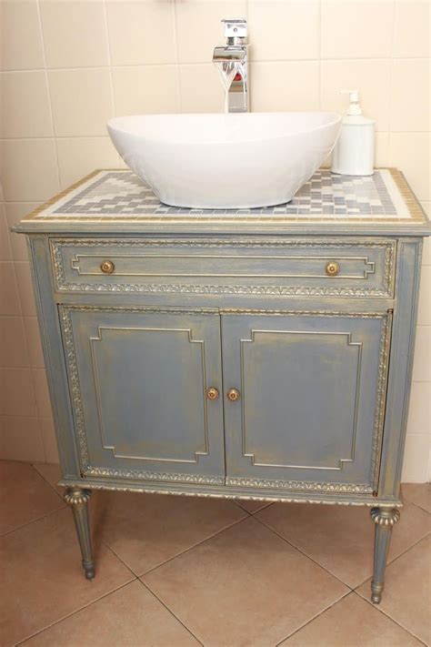 Da qualche anno sta facendo proseliti anche in italia eppure il termine è stato coniato da una rivista di interior design nell'ormai lontano 1980, per definire uno stile che s'ispira alle antiche case aristocratiche britanniche. Antonella: il restyling di un mobile in stile shabby chic ...