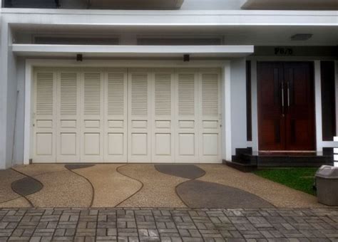 Garasi merupakan suatu ruangan yang tak terpisahkan dari sebuah rumah, terutama bagi penghuni yang memiliki mobil atau motor. Macam-Macam Model Pintu Garasi Minimalis Paling Populer ...