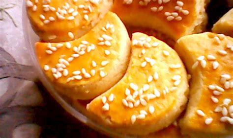 Kocok putih telur dan gula lalu masukan coklat bubuk. Resep Kue Kacang Coklat yang Bisa Menjadi Peluang Usaha