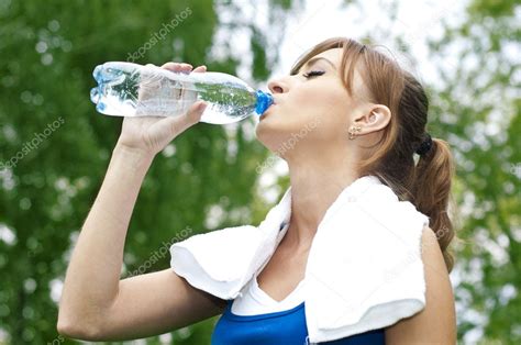 Young Woman Drinking Water After Exercise — Stock Photo