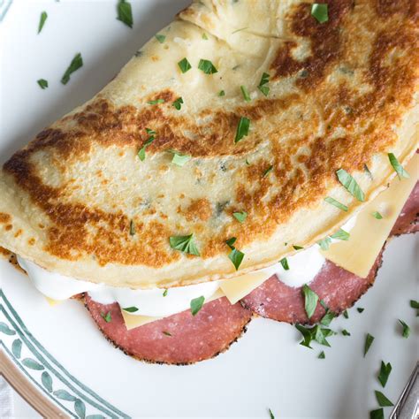 Gefüllte Pfannkuchen mit Salami und Käse