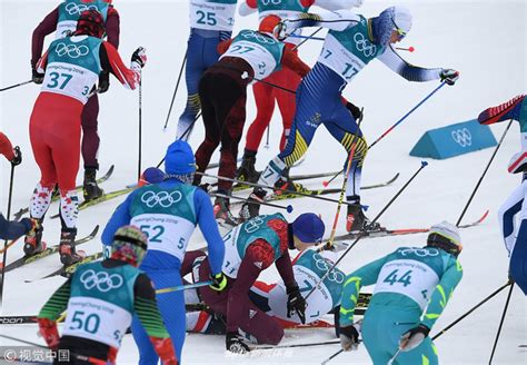 越野滑雪男子15公里双追逐决赛选手相撞不慎跌倒新浪图片