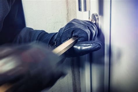 Ein paar einfache vorkehrungen in kombination mit cleverer sicherheitstechnik schützen ihr zuhause während ihrer. Fenster und Türen einbruchsicher machen - Tipps auf ...