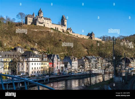 Stadtansicht Mit Lenne Und Burg Altena Sauerland Nordrhein Westfalen