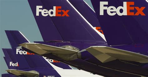 FedEx posts stronger earnings, hiring 50,000 for rush