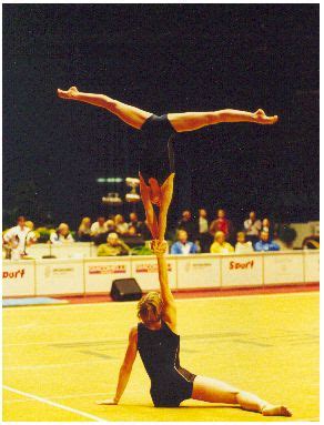 Los gimnastas deben incluir elementos acrobáticos, gimnásticos y combinaciones con rotaciones en diferentes ejes mostrando fuerza, flexibilidad, equilibrio, coordinación y un perfecto control en sus ejecuciones. gimnasia acrobatica | lunee