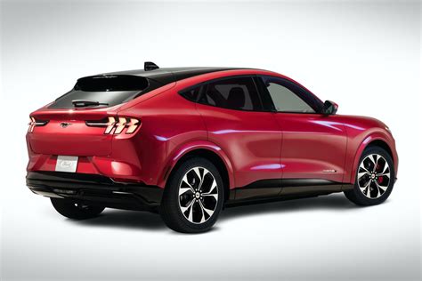 It is pricier than the ford, though, and maximum range is estimated at only 233. Ford Mustang Mach-E atinge as 32.000 encomendas! | Carzoom