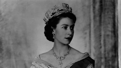Erzsébet királynő tizennegyedik miniszterelnöke lesz; Ma 68 éve: archív videón a királynővé váló II. Erzsébet ...