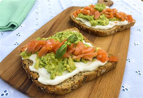 Tosta de aguacate con salmón ahumado en aceite de oliva