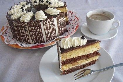 Die hälfte des teigs in die förmchen füllen, jeweils mit 1. Happy Schoko - Vanille - Torte | Rezept | Kuchen ohne ...