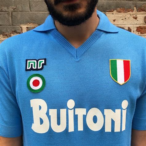 Tentunya hal itu merupakan suatu bentuk penghormatan. 1987-88 Napoli ENNERRE home jersey (#10 MARADONA) | RB - Classic Soccer Jerseys