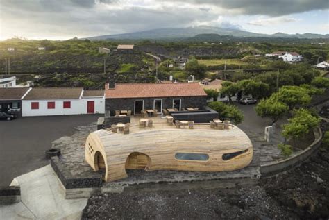 Die terrasse ist so groß, dass. Bauen mit Holz - Cella Restaurant&Bar in Portugal - fresHouse