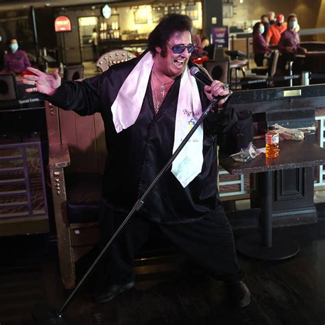 Pete Big Elvis Vallee Performs At The Piano Bar At Harrahs Las Vegas