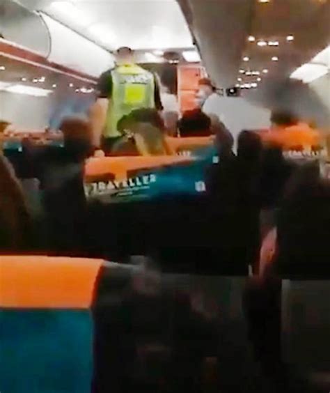Police Escort Aggressive Easyjet Passenger Off Flight For Refusing To Wear Mask Mirror Online