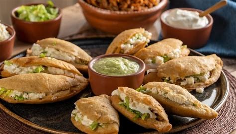 Quesadillas Fritas De Tinga De Res Con Sal Y Azucar