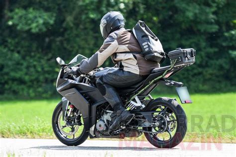 Also check engine specifications and on road price for all variants. Foto spia ci mostrano la nuova KTM RC 390 - Motociclismo