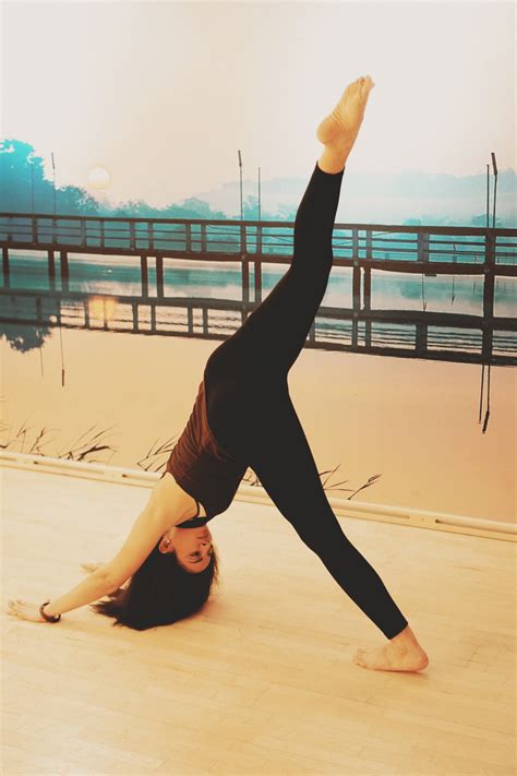 9 Amazing Yoga Poses performed by a Pro Yoga Teacher ...