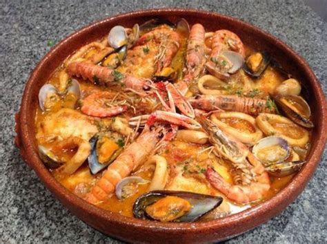 Zarzuela de pescados con mariscos | The cook monkeys