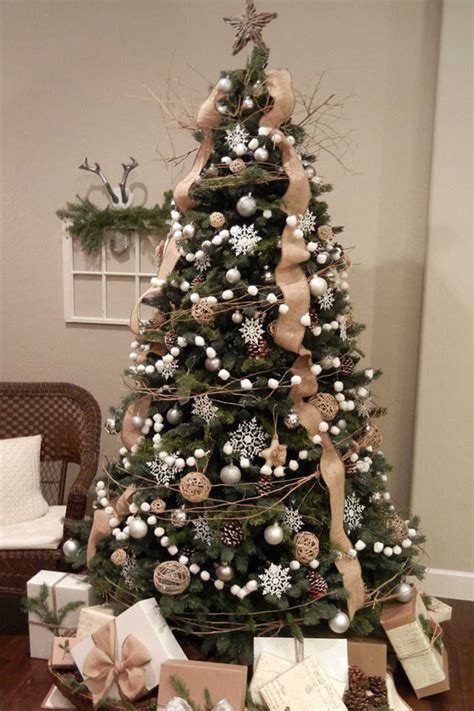 The christmas tree topper is considered the crowning glory, is usually a bit elaborate and helps to set the look for the entire tree. Christmas tree decorating - Steps to creating a majestic ...
