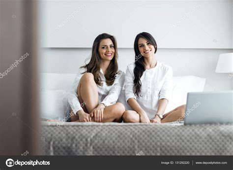schön Bilder Zwei Frauen Im Bett Zwei Sexy Junge Frauen Im Bett Stockbild Bild von leben