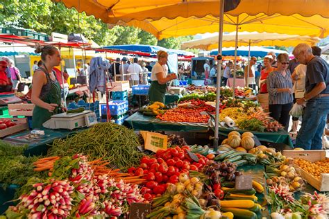 Le pays des cévennes présente un contraste fort entre rigueur de la vie en montagne et douceur du climat méditerranéen. Marchés locaux en Cévennes - Visite culturelle près du ...