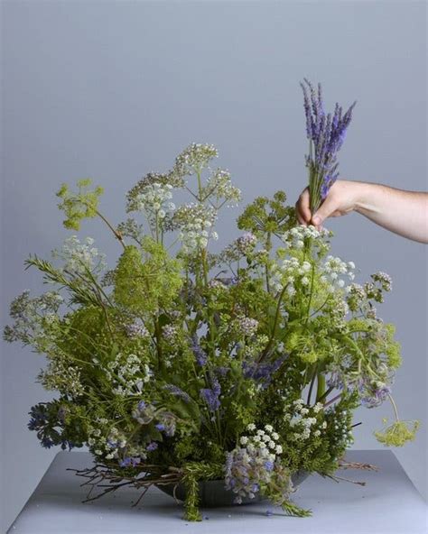 How To Arrange Flowers For An Unexpected Wild Looking Table Published