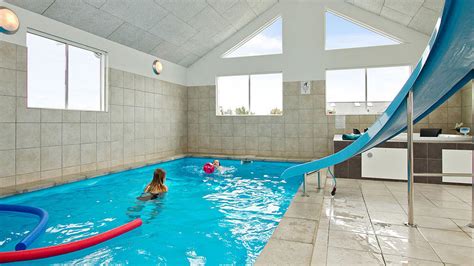 In einem ferienhaus mit eigenem pool können sie in dänemark unabhängig vom wetter rund um die uhr das ganze jahr über baden. Glockenblumen Hus bei Lökken Skanluxhaus mit großem Pool ...