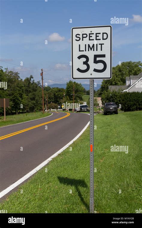 35 Mph Sign Road Hi Res Stock Photography And Images Alamy