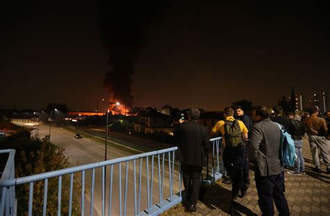 L'incendio di borgo è un affresco. Milano, vasto incendio in un capannone: la colonna di fumo ...