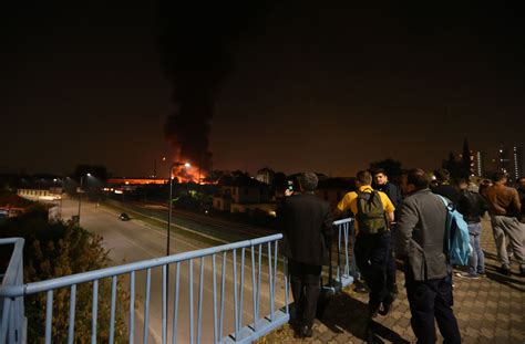 Jun 16, 2021 · immagini che ho appena ripreso dell'incendio in corso in via stamira d'ancona, angolo via valtorta, presso il cantiere da sirti. Milano, vasto incendio in un capannone: la colonna di fumo ...