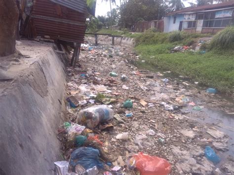 Adanya tempat sampah yang kedap air dan dilengkapi dengan tutup; Warga Sangat Resah, Sungai Baung Menjadi Tempat Pembuangan ...