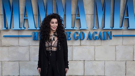 Cher Nearly Suffered A Wardrobe Malfunction At The Mamma Mia Here We Go Again Premiere