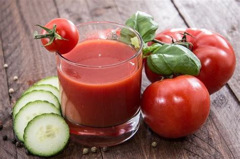 Kandungan vitamin dan mineral dalam buah tomat cukup tinggi, seperti vitamin a, vitamin c, kalsium, fosfor, dan zat besi. Nikmati Manfaat Jus Tomat untuk Kesehatan - Alodokter