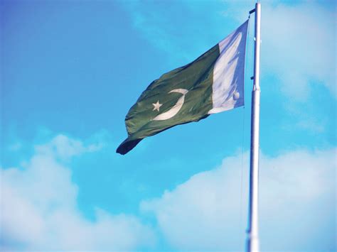 The pakistani flag is a white star and crescent on a dark green field, with a vertical white stripe on the left. Pakistan Flag - Pakistan fond d'écran (40300033) - fanpop